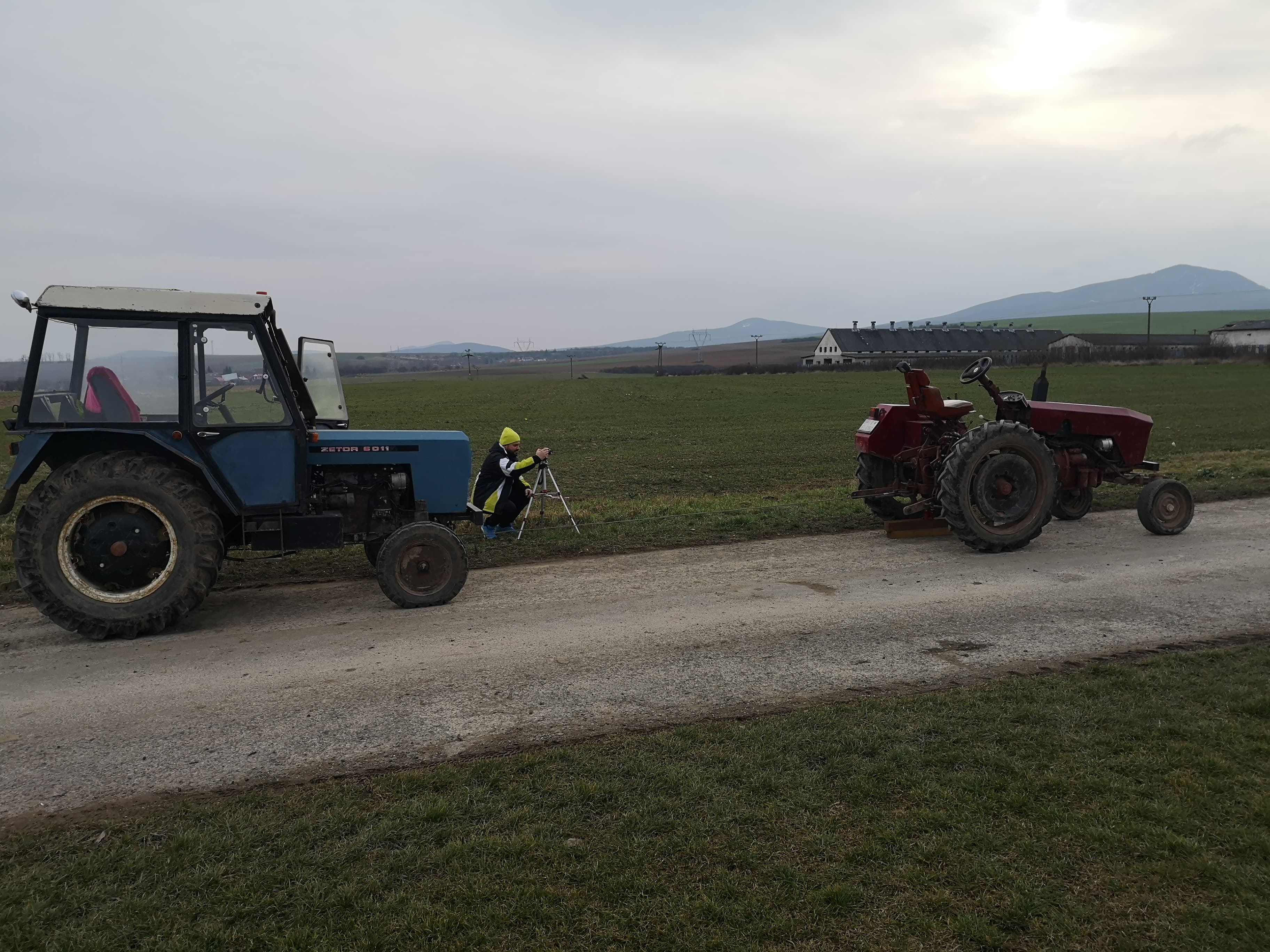 Testovanie trakcie TRACS v teréne na dvoch traktoroch